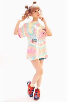 「吾妻ひでお×galaxxxy Kong Girl Tシャツ」の着用写真（モデル：メイリア、GARNiDELiA）。