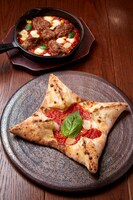 毛利 サルヴァトーレ クオモで販売される「木ノ葉隠れのピリ辛手裏剣カルツォーネ」。(c)岸本斉史 スコット／集英社