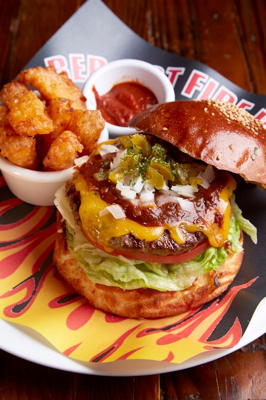 エーエス クラシックス ダイナーで販売される「RED HOT FIRE BURGER PLATE」。(c)岸本斉史 スコット／集英社