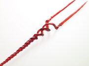 「ガラス工芸 ロンギヌスの槍」をケースから出した様子。