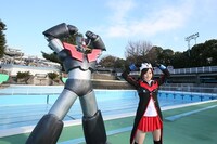 建設予定地にマジンガーZ立像を置いてみた本多真梨子。(C)ダイナミック企画・東映アニメーション