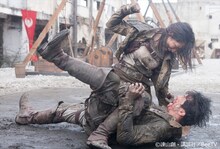 渡部秀演じるフクシと、武田梨奈演じるリルの激しいアクションシーン。