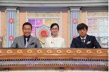 「Qさま!!」囲み取材に登場したさまぁ～ず三村、優香、さまぁ～ず大竹。(c)テレビ朝日