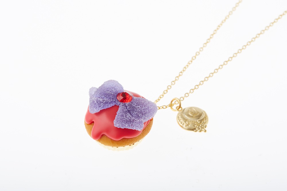 セーラーリボンカップケーキネックレスのマーズ。 (c)T・P・T (c)Gramme Co.