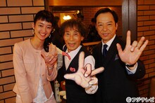 左から入山法子、原作者の楳図かずお、板尾創路。(c)フジテレビ