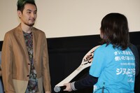 全国の劇場で物々交換をしていく「わらしべ長者キャンペーン」フィナーレの様子。広島の宮島しゃもじは新宿ピカデリーに贈られた。