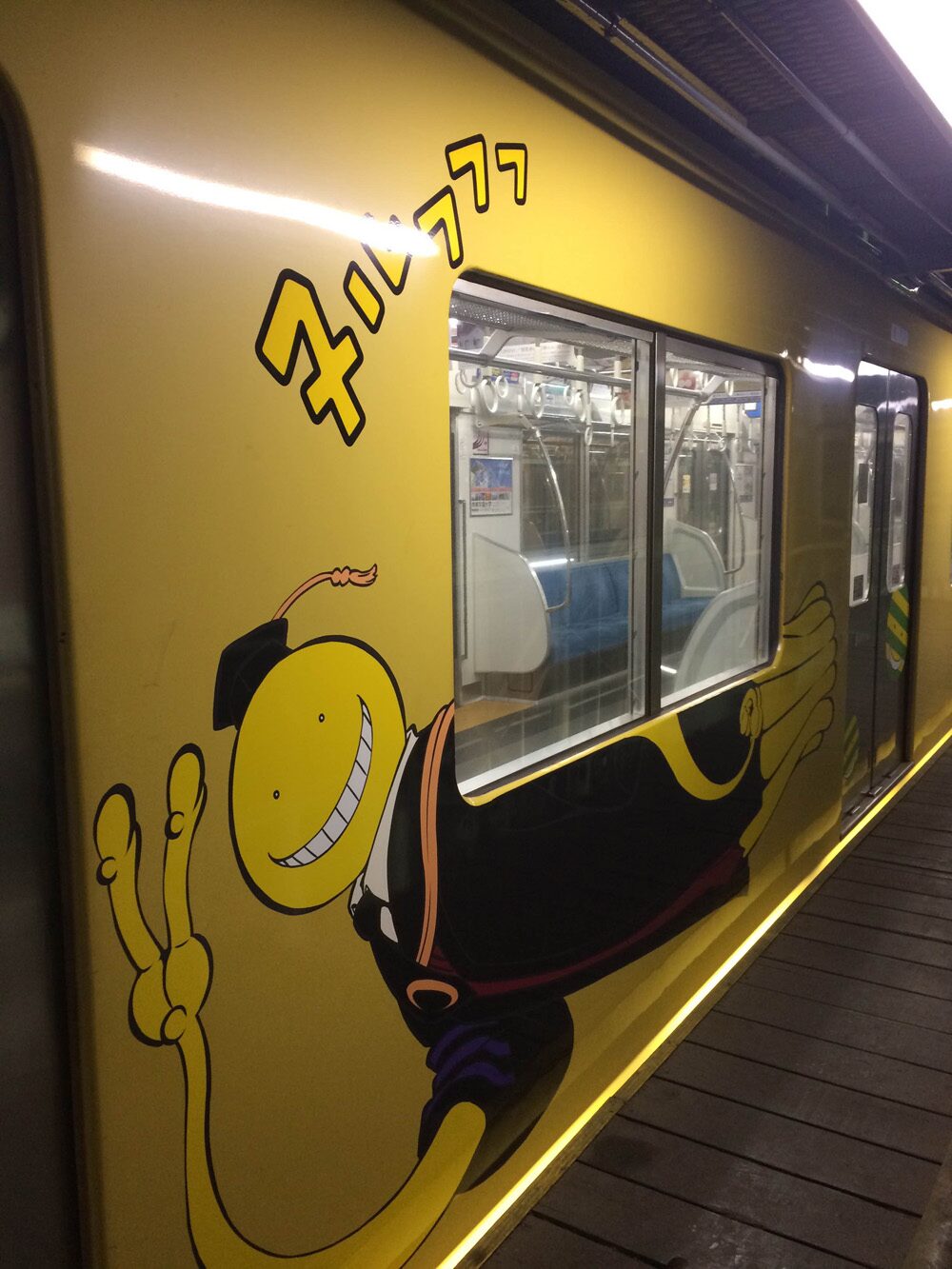 暗殺教室 ラッピング電車が走行中 車両にしがみつく殺せんせー コミックナタリー