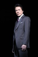 夜神総一郎役の鹿賀丈史。