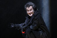 リューク役の吉田鋼太郎。