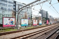 「パスワード ― もっと強くキミを守りたい ―」看板の掲出風景。