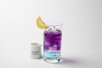 Sweet Rainbow Moon Chalice Perfait スペシャルドリンク付き。変身シーンをイメージしており、レモンを加えるとピンク色に色が変わる。 (c)T・P・T (c)Gramme Co.