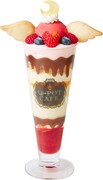 伝説の聖杯「レインボームーンカリス」をイメージしたパフェ「Sweet Rainbow Moon Chalice Parfait スペシャルドリンク付」。 (c)T・P・T (c)Gramme Co.