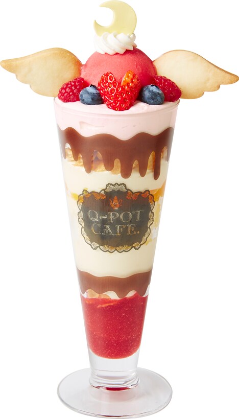 伝説の聖杯「レインボームーンカリス」をイメージしたパフェ「Sweet Rainbow Moon Chalice Parfait スペシャルドリンク付」。 (c)T・P・T (c)Gramme Co.