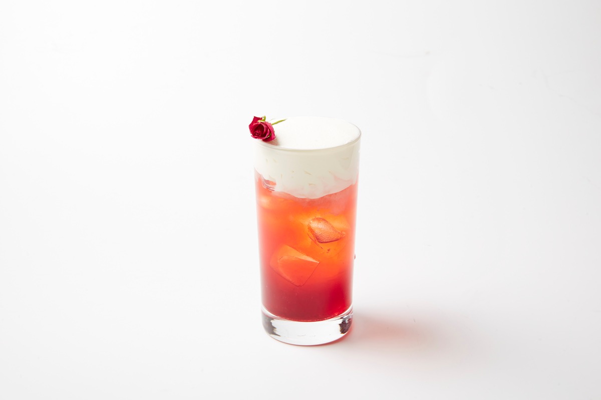 Tuxede Rose Tea。タキシード仮面をイメージしたローズティー。一輪のバラが添えられている。 (c)T・P・T (c)Gramme Co.