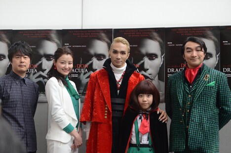 囲み取材の様子。(左から)脚本・演出の徳尾浩司、ルーシー役の原田夏希、ドン・ドラキュラ伯爵役の橘ケンチ(EXILE)、チョコラ役の神田愛莉、ヘルシング教授役の池田鉄洋。(c)手塚プロダクション