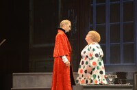 「ドン・ドラキュラ」公開稽古の様子。ドン・ドラキュラ伯爵に迫るブロンダ。(c)手塚プロダクション