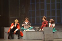 「ドン・ドラキュラ」公開稽古の様子。矢田悠祐演じるノブヒコと安西慎太郎演じるカケルはチョコラのクラスメイト。(c)手塚プロダクション