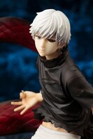 「NO MASK ver.パーツ」を装着した「ARTFX J 金木 研 AWAKENED ver.」。(c)石田スイ/集英社・東京喰種製作委員会