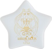 Crystal Star macaron Plateスペシャルドリンク付（プレートセット）に付属する陶器のプレート。 (c)T・P・T (c)Gramme Co.