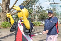 殺せんせーは球場でさまざまな選手と遭遇。畠山選手からケツバット攻撃を受けるかわいそうな殺せんせー。