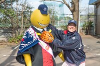 「子供が大好きなんだよ！」と殺せんせーに擦り寄る野村克則バッティングコーチ。