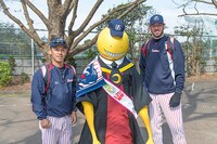 小川選手＆オンドルセク選手と記念撮影する殺せんせー。