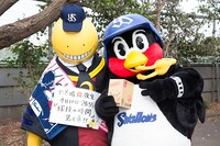 殺せんせーがつば九郎に「暗殺教室」のDVDをプレゼントすると……。