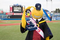 球場ではしゃぐ殺せんせー。