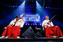 吉田兄弟のステージ。photo / hajime kamiiisaka