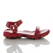 「EVA LEATHER STRAP SANDAL by FACTOTUM×Fobs」のアスカモデル。(c)khara