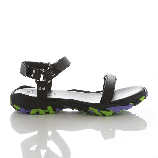 「EVA LEATHER STRAP SANDAL by FACTOTUM×Fobs」の初号機モデル。(c)khara