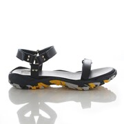 「EVA LEATHER STRAP SANDAL by FACTOTUM×Fobs」のカヲルモデル。(c)khara