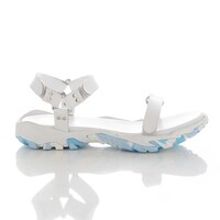 「EVA LEATHER STRAP SANDAL by FACTOTUM×Fobs」のレイモデル。(c)khara