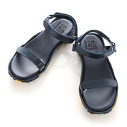 「EVA LEATHER STRAP SANDAL by FACTOTUM×Fobs」のカヲルモデル。(c)khara