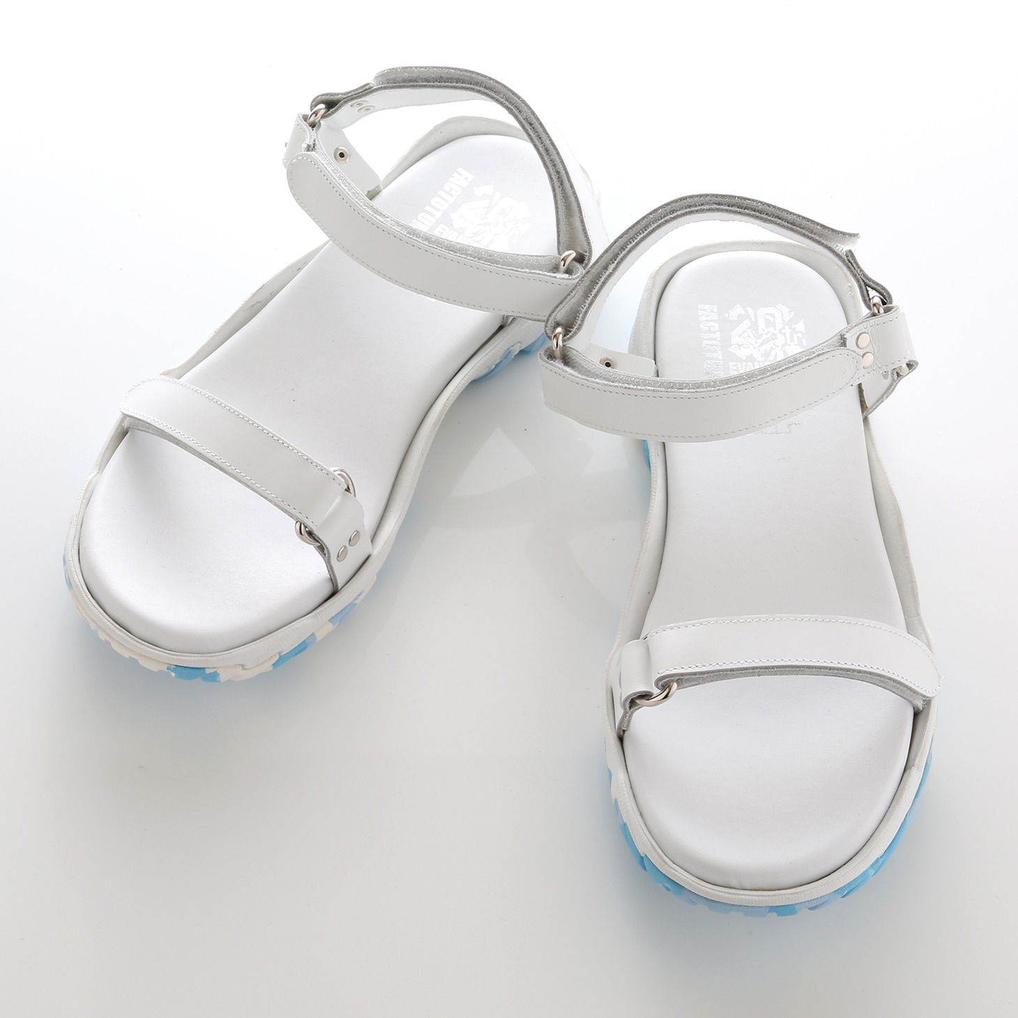 「EVA LEATHER STRAP SANDAL by FACTOTUM×Fobs」のレイモデル。(c)khara