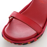「EVA LEATHER STRAP SANDAL by FACTOTUM×Fobs」のアスカモデル。(c)khara