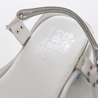 「EVA LEATHER STRAP SANDAL by FACTOTUM×Fobs」のレイモデル。(c)khara