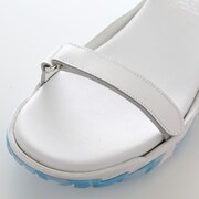 「EVA LEATHER STRAP SANDAL by FACTOTUM×Fobs」のレイモデル。(c)khara