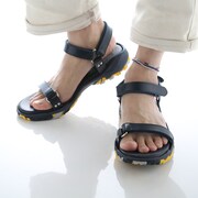 「EVA LEATHER STRAP SANDAL by FACTOTUM×Fobs」のカヲルモデル。(c)khara