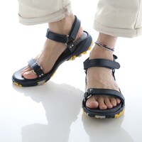 「EVA LEATHER STRAP SANDAL by FACTOTUM×Fobs」のカヲルモデル。(c)khara