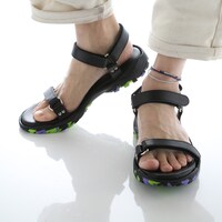 「EVA LEATHER STRAP SANDAL by FACTOTUM×Fobs」の初号機モデル。(c)khara