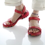 「EVA LEATHER STRAP SANDAL by FACTOTUM×Fobs」のアスカモデル。(c)khara