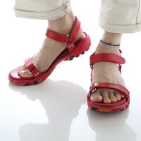 「EVA LEATHER STRAP SANDAL by FACTOTUM×Fobs」のアスカモデル。(c)khara
