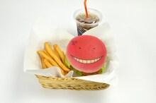 「殺せんせーの殺ッケバーガーセット（怒ってるver.）」(c)松井優征/集英社・アニメ「暗殺教室」製作委員会