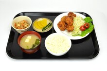「帝光中学校 食堂週替わり定食」（からあげ定食）(c)藤巻忠俊／集英社・黒子のバスケ製作委員会