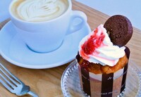 カフェで提供される「漆間家の魔法のストロベリーケーキ」。