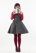 「バトルコスチュームモデル さくらの星とストライプのハイウエストワンピース」の着用例。(c)CLAMP・ShigatsuTsuitachi CO.,LTD./講談社