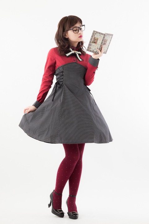 「バトルコスチュームモデル さくらの星とストライプのハイウエストワンピース」の着用例。(c)CLAMP・ShigatsuTsuitachi CO.,LTD./講談社