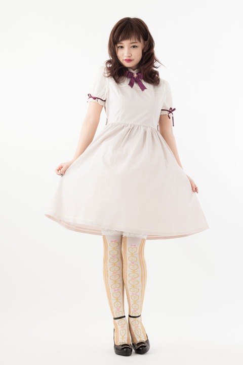 「バトルコスチュームモデル さくらの桜ワンピース」の着用例。(c)CLAMP・ShigatsuTsuitachi CO.,LTD./講談社