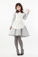 「バトルコスチュームモデル さくらのアリスワンピース」の着用例。(c)CLAMP・ShigatsuTsuitachi CO.,LTD./講談社